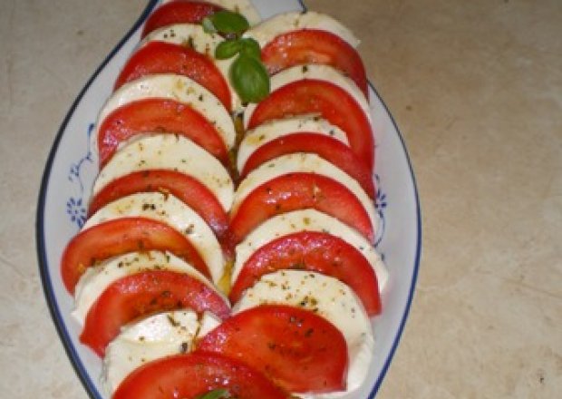 Fotografia przedstawiająca Pomidory z mozarellą