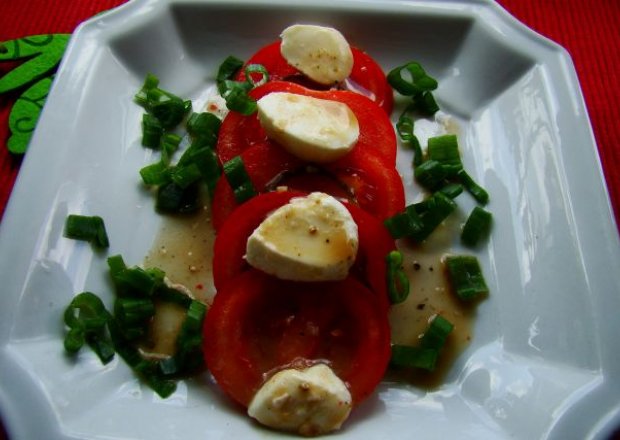 Fotografia przedstawiająca POmidory z mozzarellą i sosem francuskim