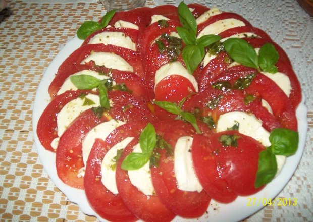 Fotografia przedstawiająca Pomidory z mozzarellą na przystawkę