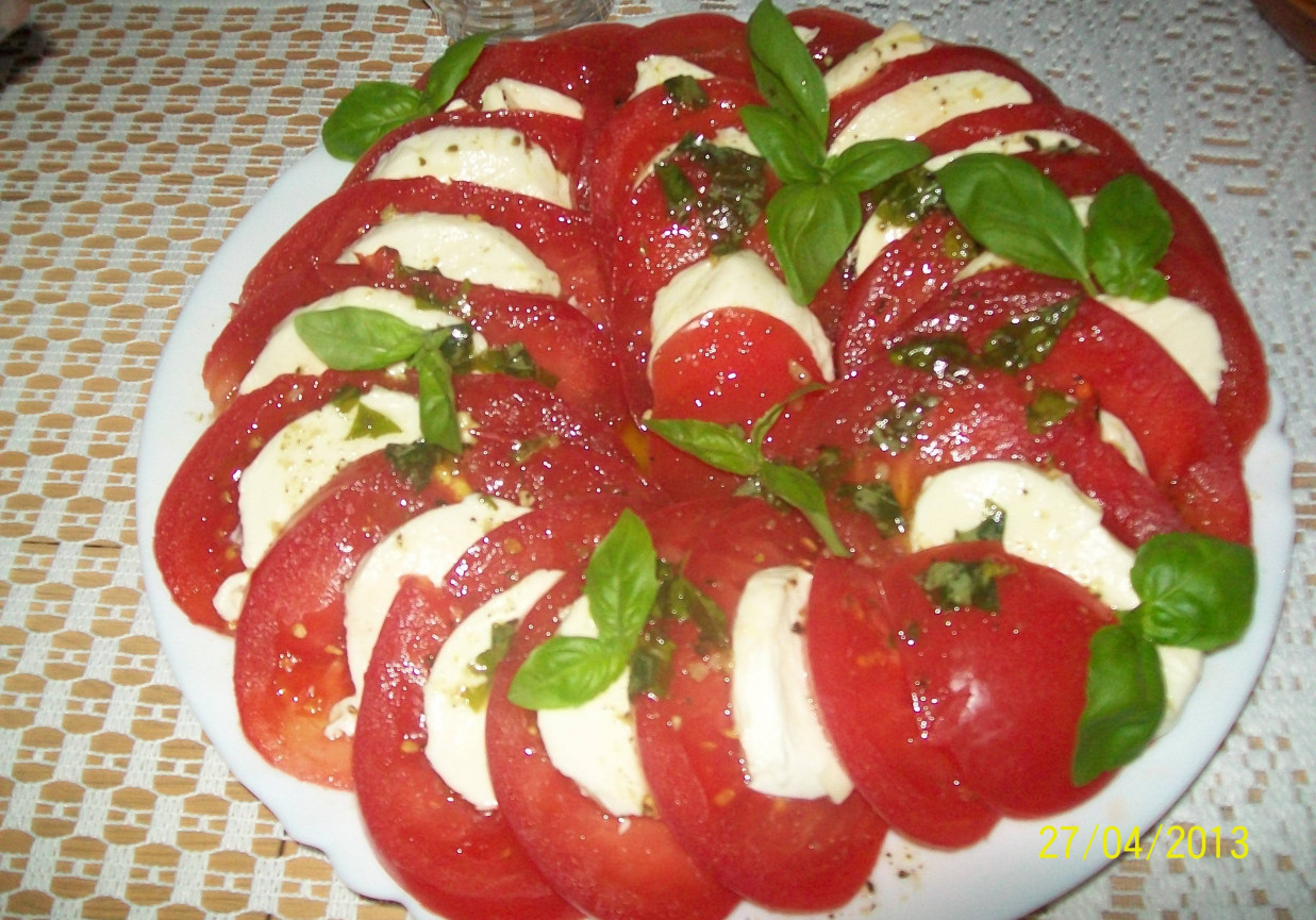 Pomidory z mozzarellą na przystawkę foto