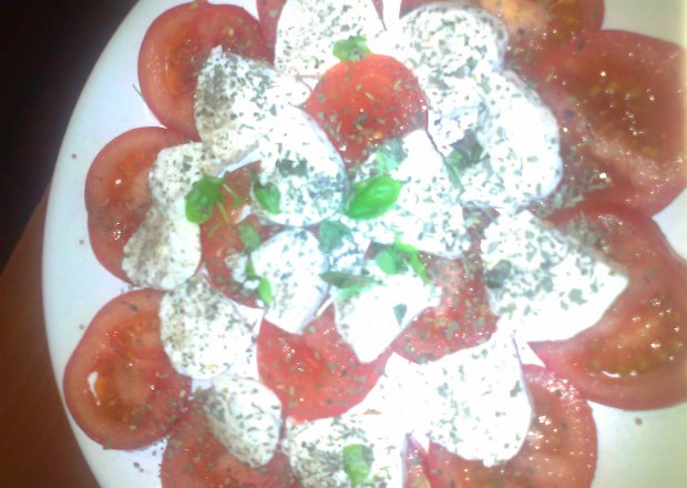 Fotografia przedstawiająca pomidory z mozzarellą