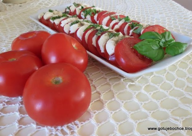 Fotografia przedstawiająca Pomidory z mozzarellą