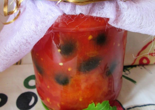 Fotografia przedstawiająca Pomidory z oliwkami na zimę