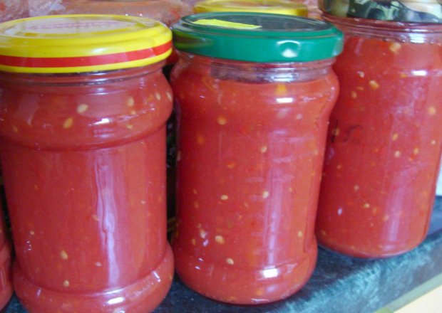 Fotografia przedstawiająca pomidory z papryką chilli jak keczup-sos...