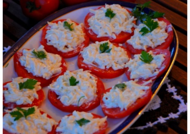 Fotografia przedstawiająca Pomidory z pastą z sera żółtego