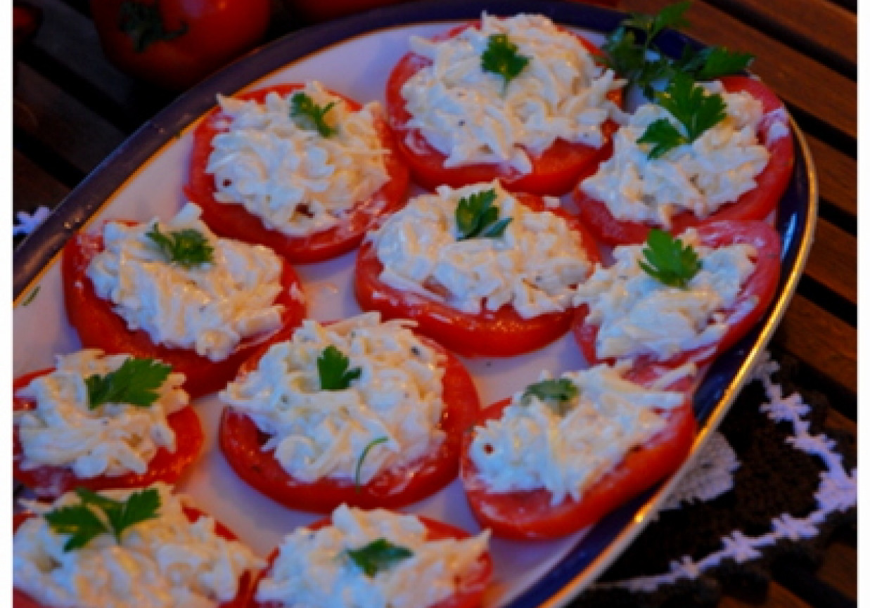 Pomidory z pastą z sera żółtego foto