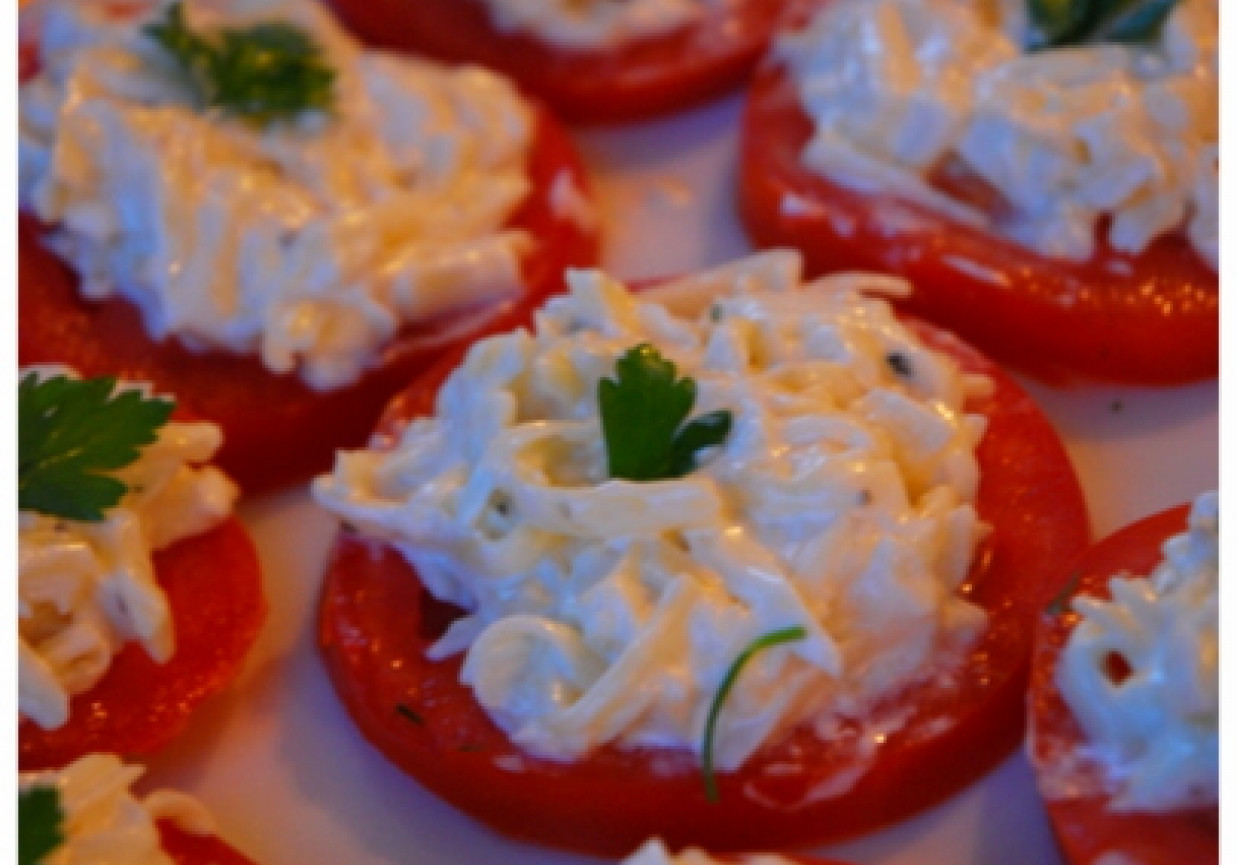Pomidory z pastą z sera żółtego foto