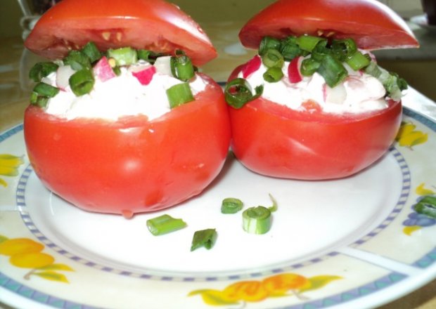 Fotografia przedstawiająca Pomidory z rzodkiewkową niespodzianką
