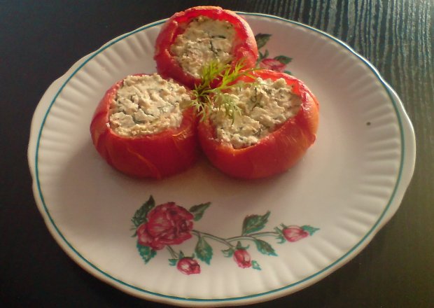 Fotografia przedstawiająca pomidory z serem fetą