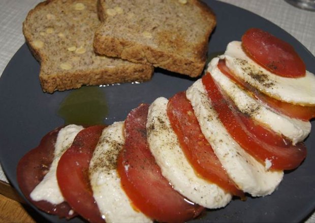 Fotografia przedstawiająca Pomidory z serkiem mozzarella i octem balsamicznym