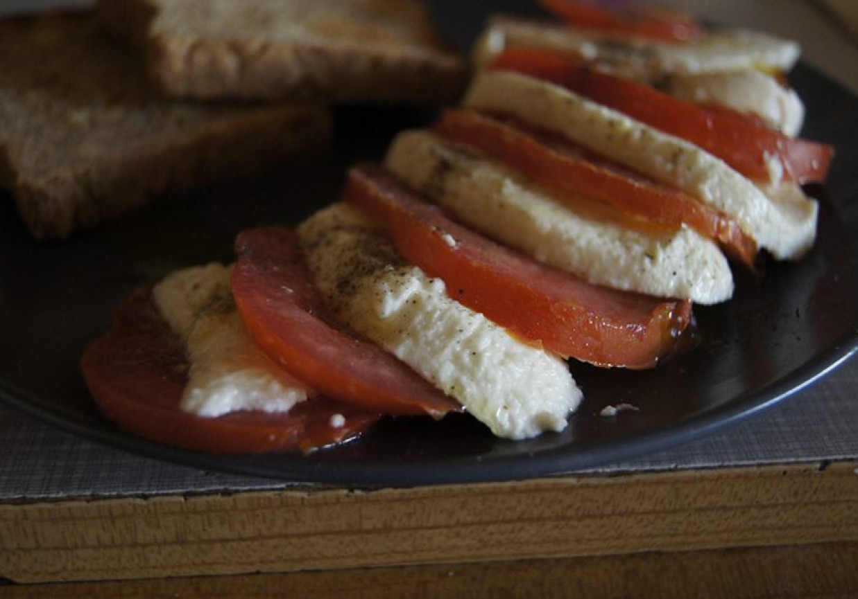 Pomidory z serkiem mozzarella i octem balsamicznym foto