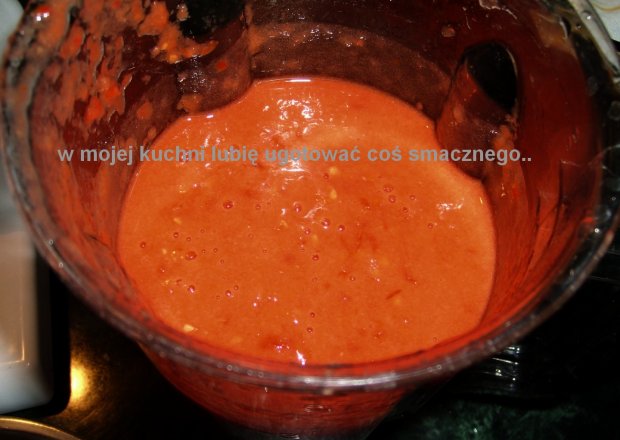 Fotografia przedstawiająca pomidory z solą ziołową,pieprzem do zamrożenia na zimę...