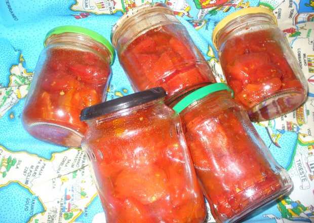 Fotografia przedstawiająca Pomidory z ziołami  do słoików