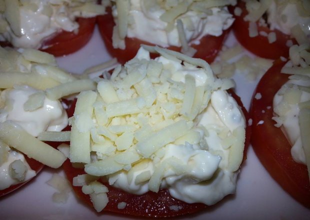 Fotografia przedstawiająca Pomidory Z żółtym Serem.