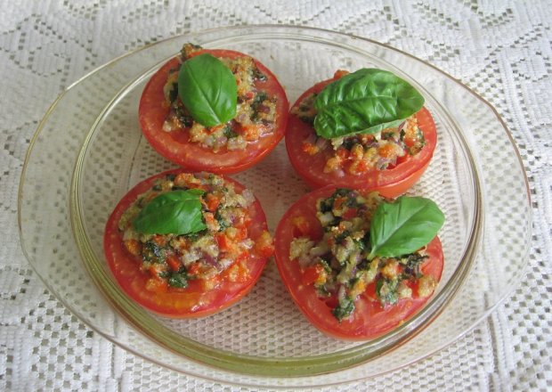 Fotografia przedstawiająca Pomidory zapiekane z bazylią i parmezanem