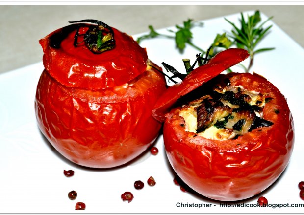 Fotografia przedstawiająca Pomidory zapiekane z borowikami i jajkami