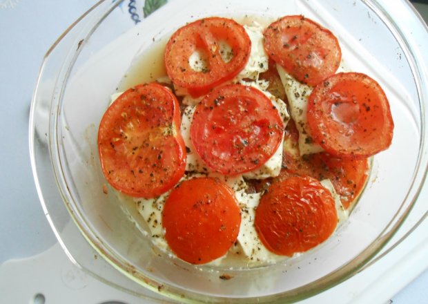 Fotografia przedstawiająca Pomidory zapiekane z fetą.