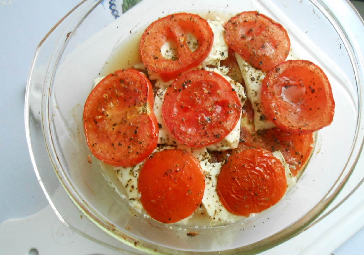 Pomidory zapiekane z fetą. foto
