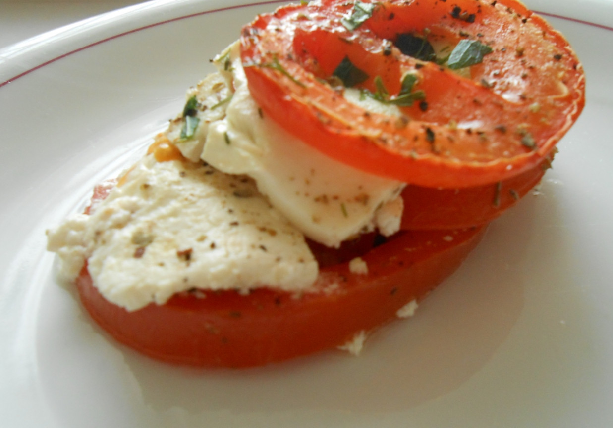 Pomidory zapiekane z fetą. foto