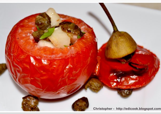 Fotografia przedstawiająca Pomidory zapiekane z gruszką i smażonymi kaparami