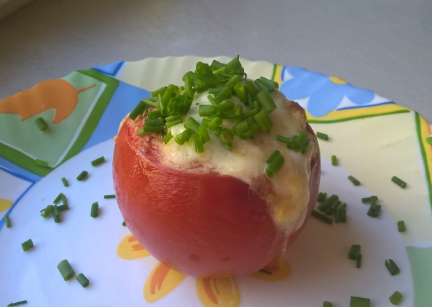 Fotografia przedstawiająca Pomidory zapiekane z jajkiem i salami