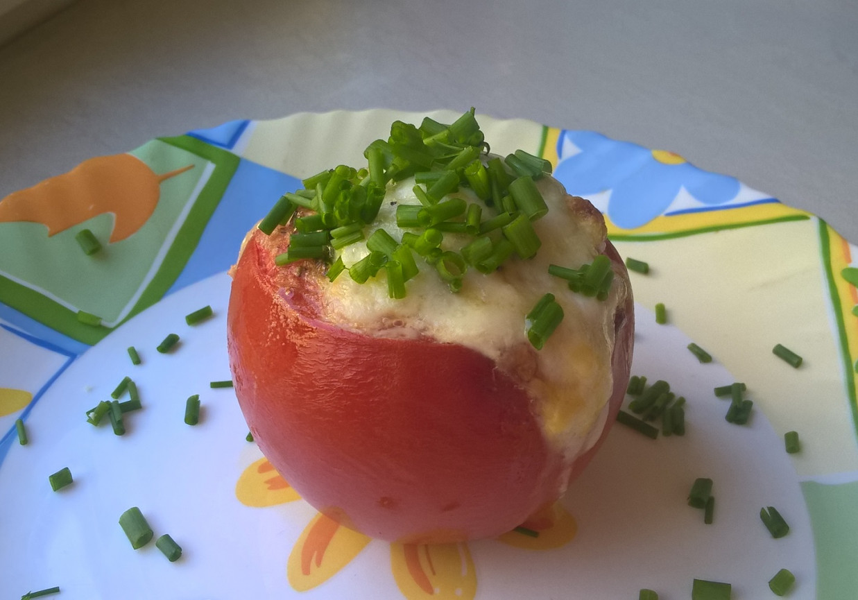 Pomidory zapiekane z jajkiem i salami foto