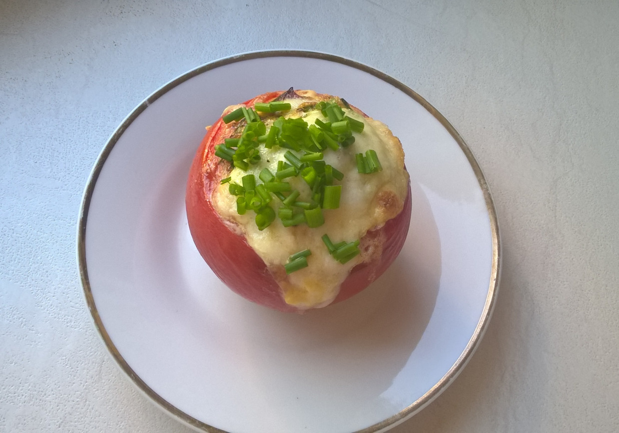 Pomidory zapiekane z jajkiem i salami foto