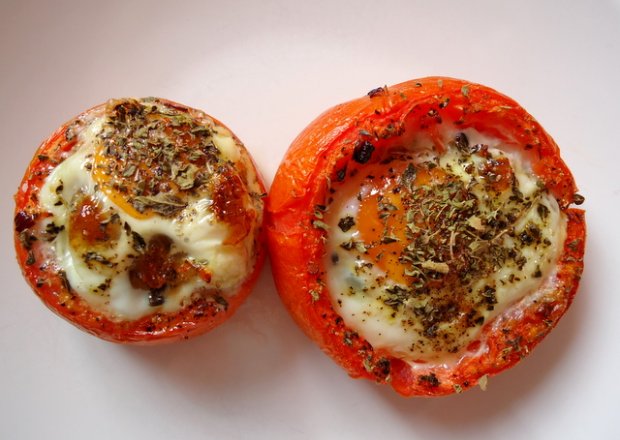 Fotografia przedstawiająca Pomidory zapiekane z jajkiem