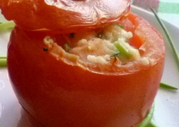 Fotografia przedstawiająca Pomidory zapiekane z kus kus i mozzarellą