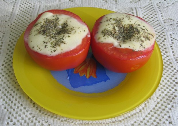 Fotografia przedstawiająca Pomidory zapiekane z mozarellą i ziołami