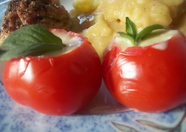Fotografia przedstawiająca Pomidory zapiekane z mozzarellą