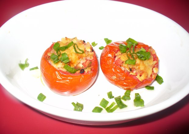 Fotografia przedstawiająca Pomidory  zapiekane z rzodkiewką  i kaszą  kuskus