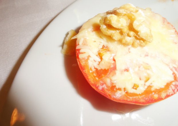 Fotografia przedstawiająca Pomidory zapiekane z serem i orzechem