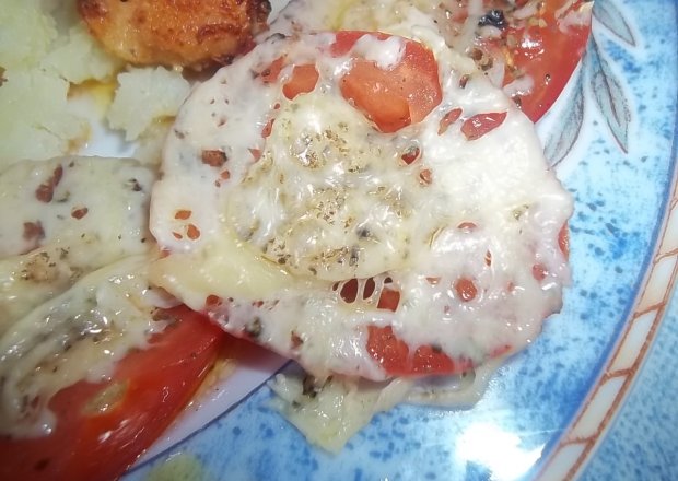 Fotografia przedstawiająca Pomidory zapiekane z serem