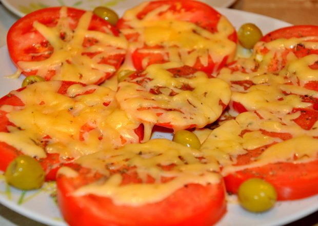 Fotografia przedstawiająca Pomidory zapiekane z żółtym serem i ziołami prowansalskimi