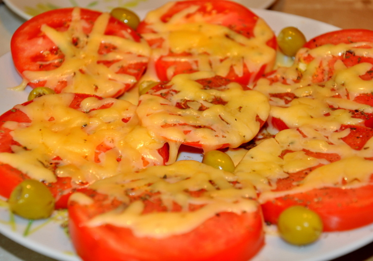 Pomidory zapiekane z żółtym serem i ziołami prowansalskimi foto