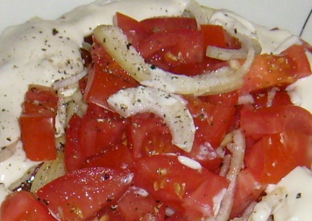 Fotografia przedstawiająca Pomidory ze śmietaną cebulą i czosnkiem