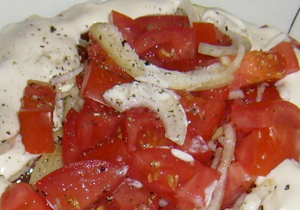 Pomidory ze śmietaną cebulą i czosnkiem foto