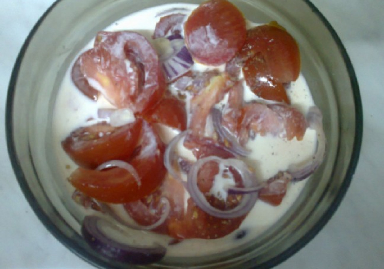 Pomidory ze śmietaną i szczyptą czosnku foto