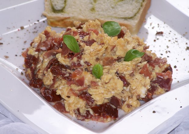 Fotografia przedstawiająca Pomysł na smaczne śniadanie, czyli jajecznica z prosciutto i suszonymi pomidorami :)