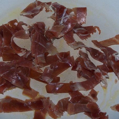 Krok 1 - Pomysł na smaczne śniadanie, czyli jajecznica z prosciutto i suszonymi pomidorami :) foto