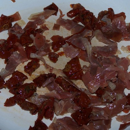 Krok 2 - Pomysł na smaczne śniadanie, czyli jajecznica z prosciutto i suszonymi pomidorami :) foto