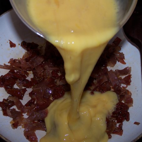 Krok 3 - Pomysł na smaczne śniadanie, czyli jajecznica z prosciutto i suszonymi pomidorami :) foto