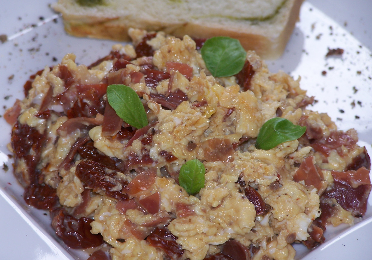 Pomysł na smaczne śniadanie, czyli jajecznica z prosciutto i suszonymi pomidorami :) foto