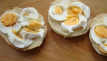 Pomysł na śniadanie - Kanapki z jajkiem, majonezem i pomidorem