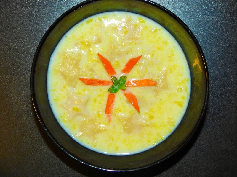 Zupa mleczna z dynia i kluskami w kształcie gwiazdek - medium