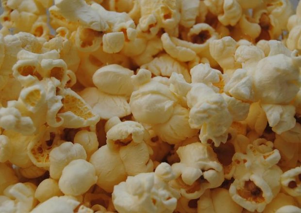 Fotografia przedstawiająca Popcorn z masłem czosnkowym