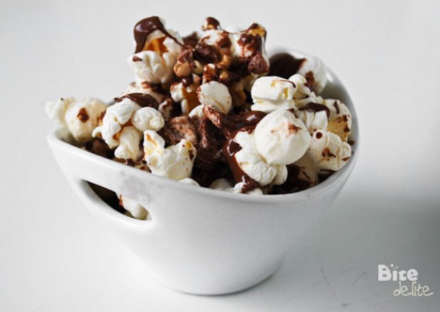 Fotografia przedstawiająca Popcorn z orzechami w czekoladzie i toffi