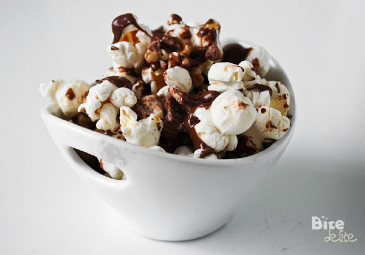 Popcorn z orzechami w czekoladzie i toffi foto