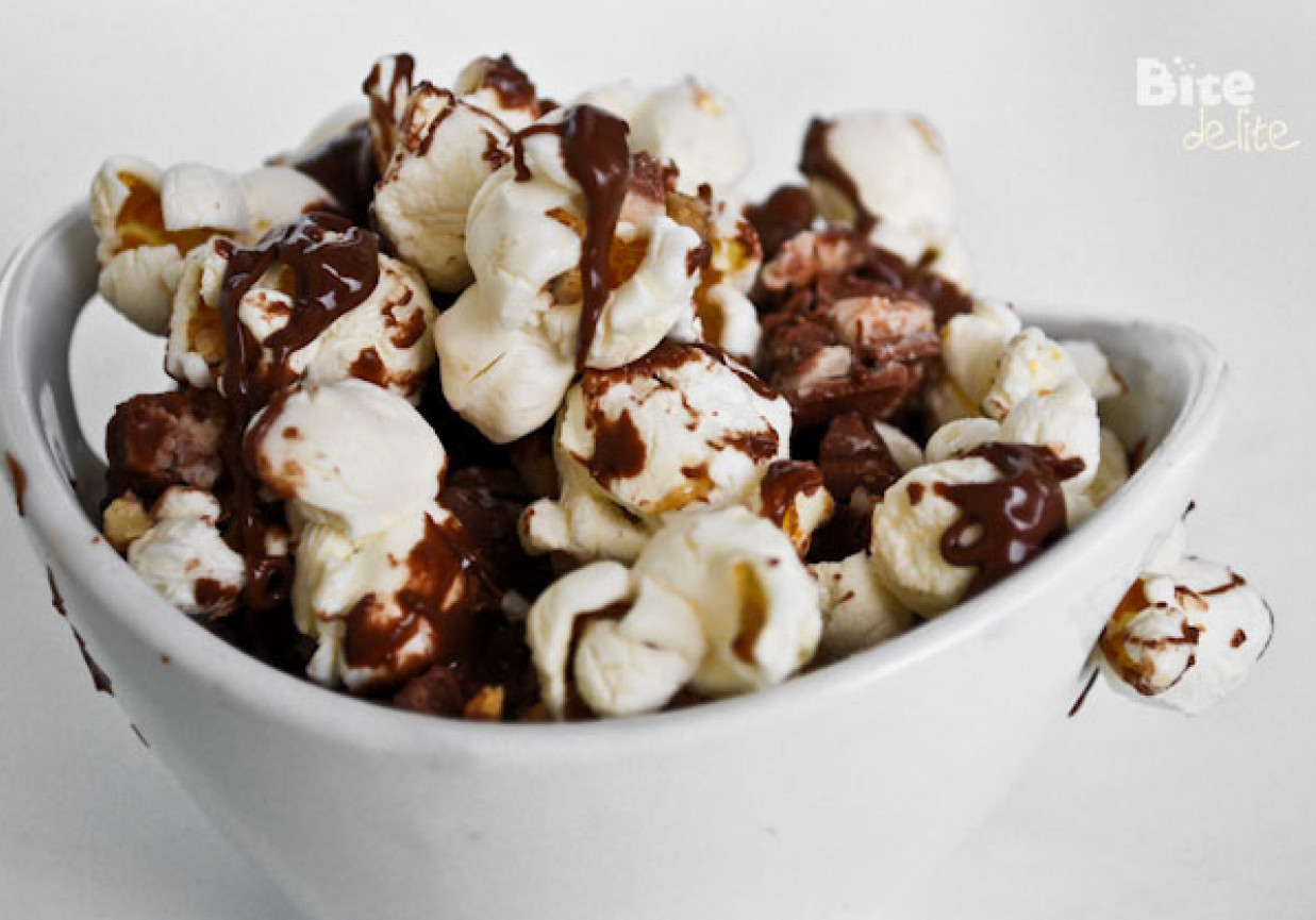 Popcorn z orzechami w czekoladzie i toffi foto